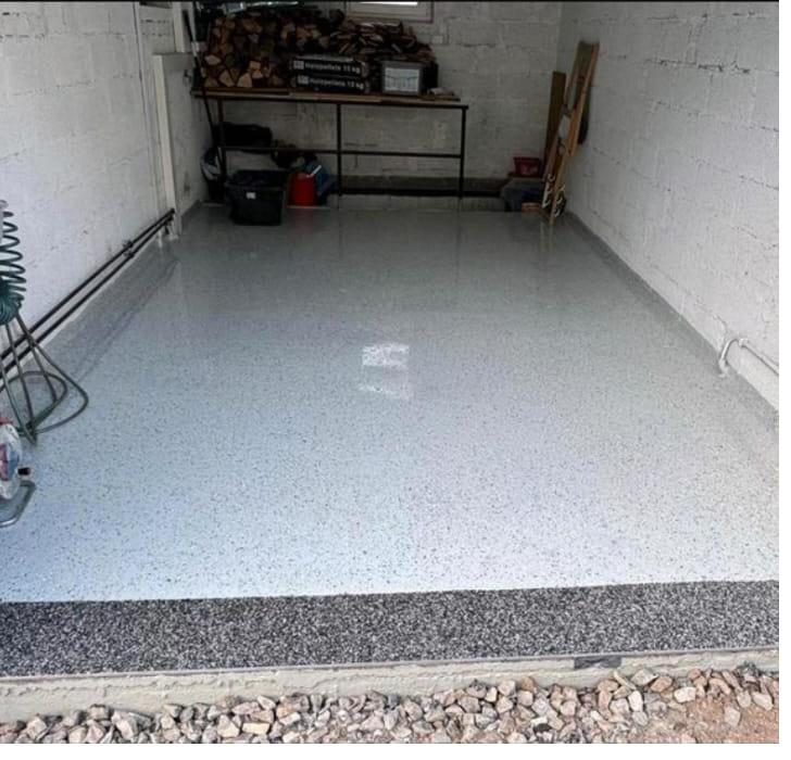 Fertig beschichteter Garagenboden, glänzend und fugenlos