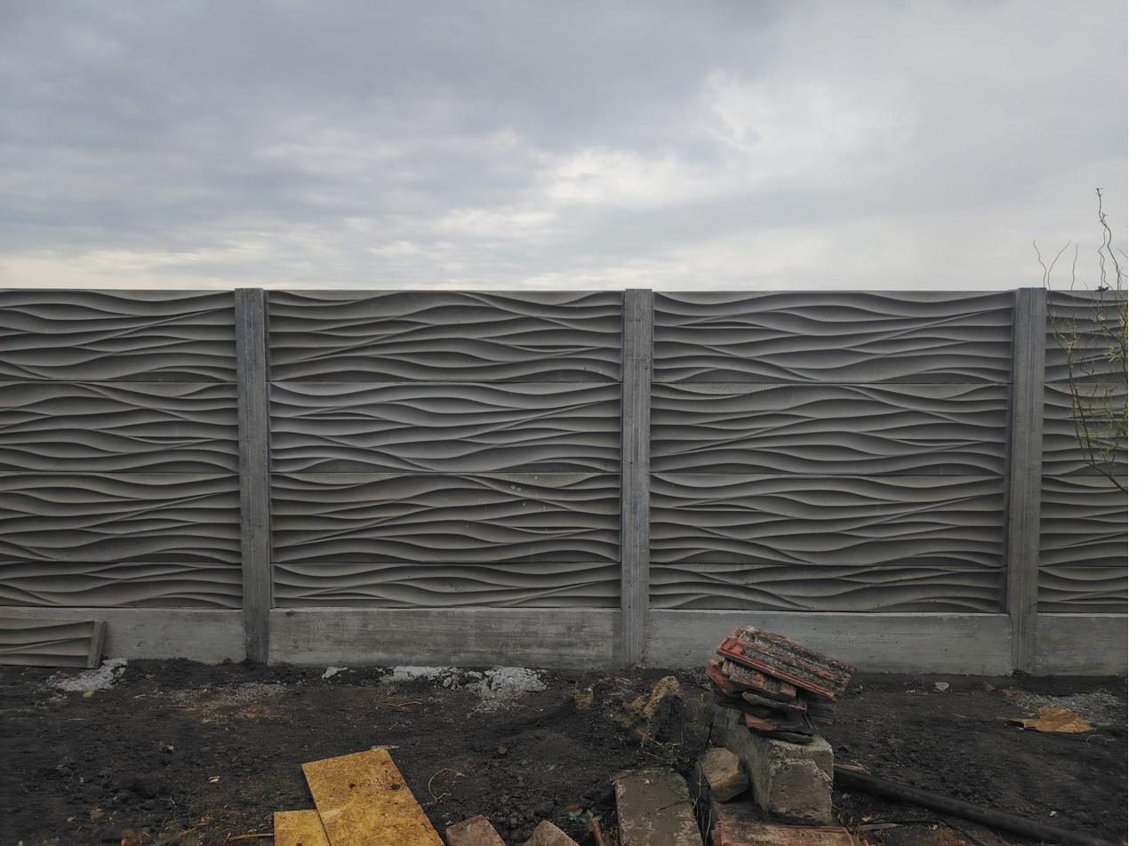Betonzaun mit Wellenmuster-Design