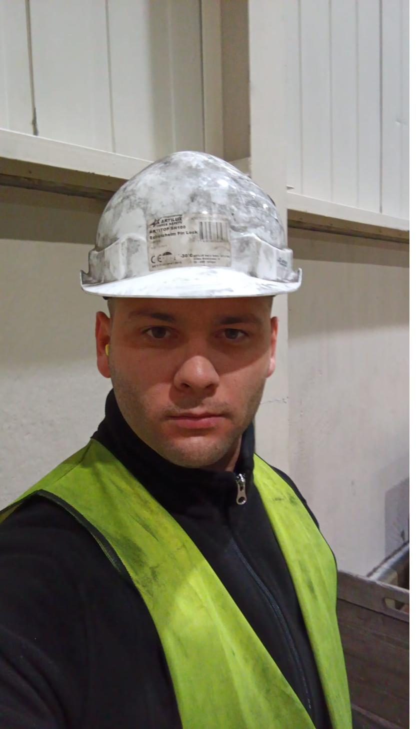 Ionatan Cimpan, Inhaber CHS Dienstleistungen & Transporte, auf einer Baustelle