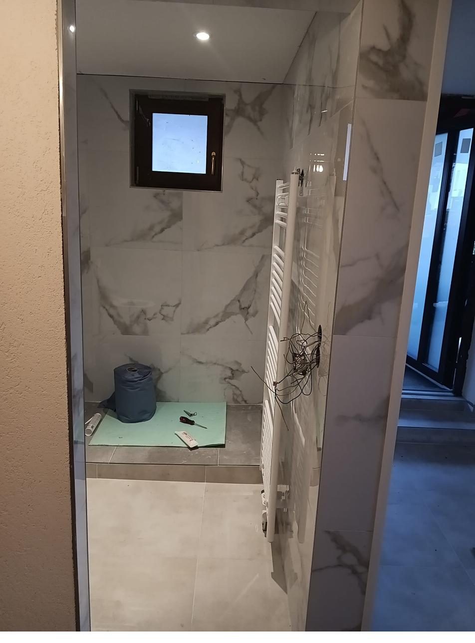 Fertig renoviertes Badezimmer nach Innenausbau